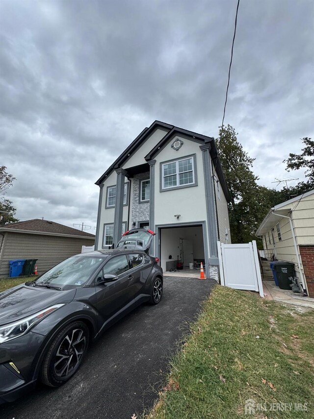 view of front of home featuring a front yard