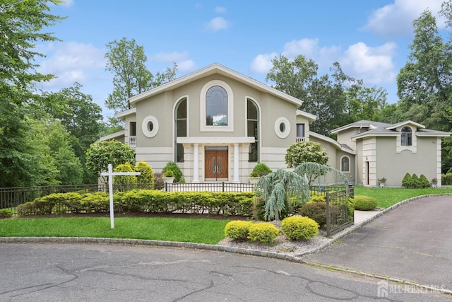 27 Mare Haven Ct, North Brunswick, NJ 08902 - view of front of house featuring stucco siding and a fenced front yard