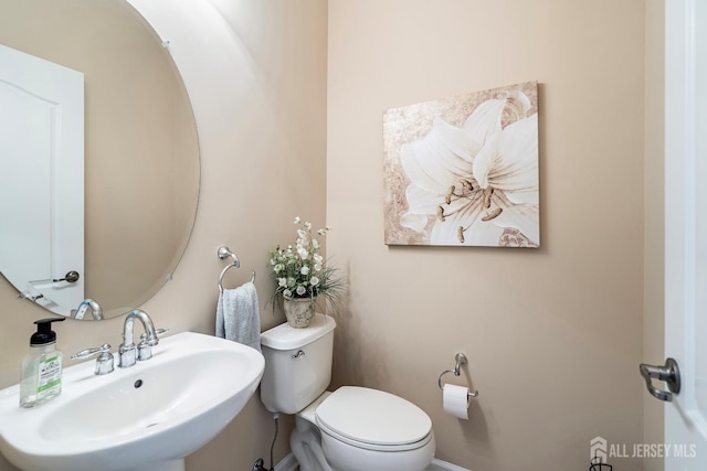 bathroom featuring a sink and toilet