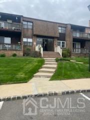 view of front of house featuring a front yard