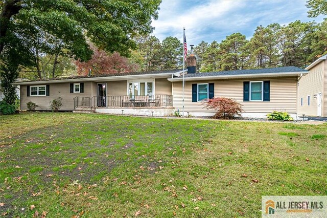 view of front of house featuring a front lawn