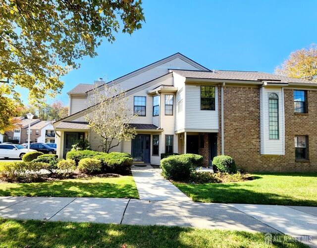 view of front of property featuring a front lawn