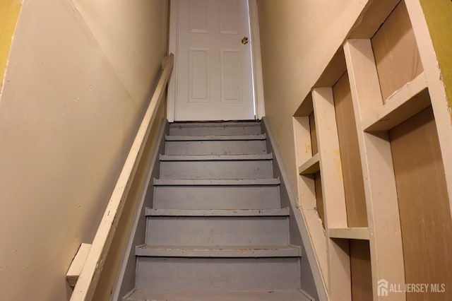 202 Jackson Ave, Edison, NJ 08837 - view of staircase