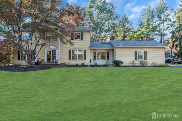 view of front of home featuring a front yard