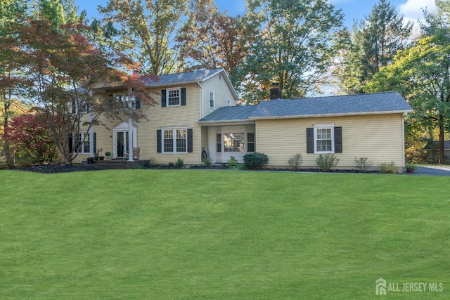 view of front of property featuring a front lawn