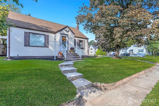 view of front of property featuring a front yard