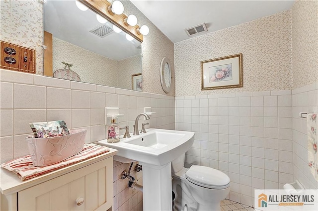 323 Green St, Woodbridge Proper, NJ 07095 - bathroom featuring wallpapered walls, tile walls, and a wainscoted wall