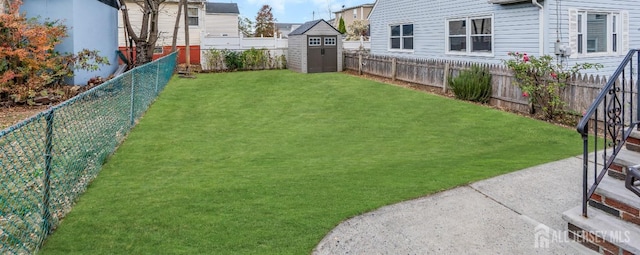 view of yard featuring a storage shed