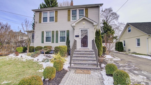 view of front of property featuring a front yard