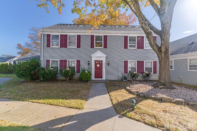 view of front facade featuring a front yard