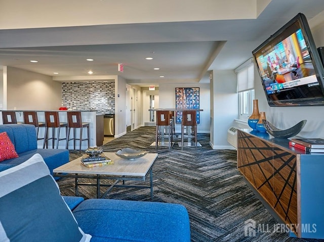 carpeted living area with a bar, recessed lighting, and baseboards