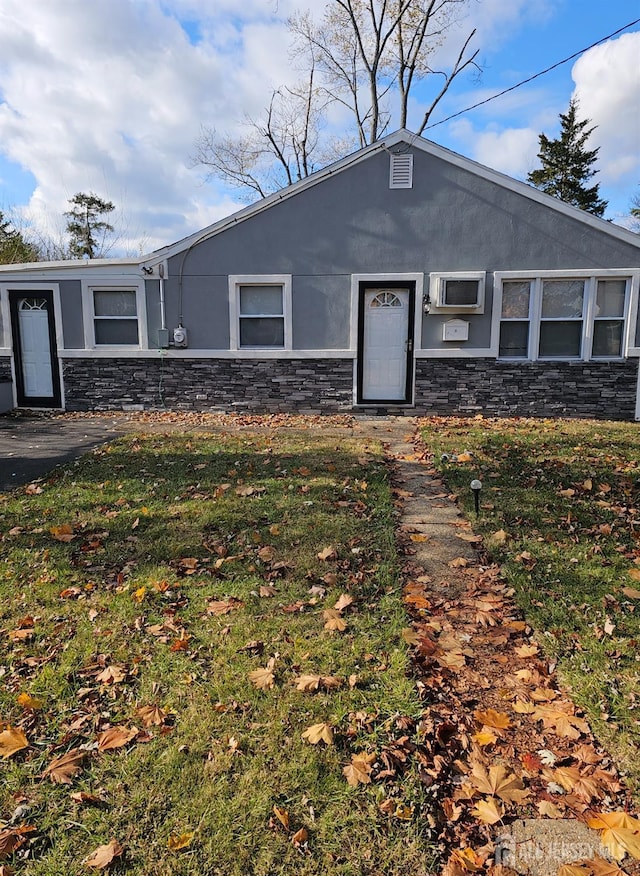 view of front of home featuring a front yard