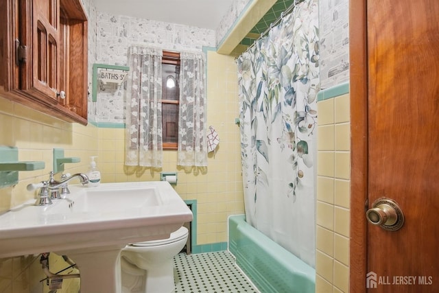 42 Frederick St, Carteret, NJ 07008 - full bath featuring a sink, toilet, wallpapered walls, tile walls, and shower / tub combo