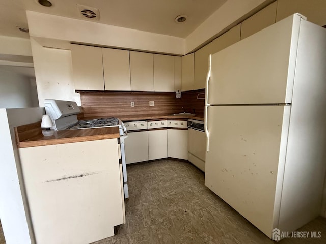 172 Evergreen Rd Unit 20B, Edison, NJ 08837 - kitchen with white appliances, backsplash, and a sink