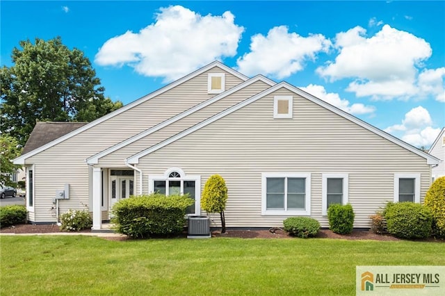 24 Birmingham Ln, Monroe, NJ 08831 - rear view of property with a lawn