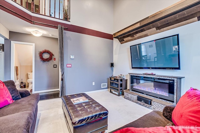 55 Renaissance Ln, New Brunswick, NJ 08901 - carpeted living area featuring a high ceiling and baseboards