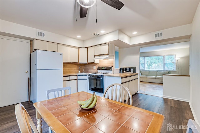 dining room with dark wood-type flooring, ceiling fan, and recessed lighting
