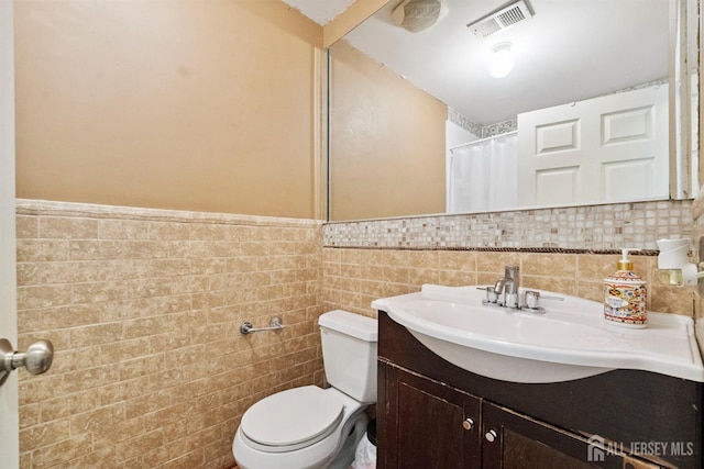 816 Harbortown Blvd Unit 816, Perth Amboy, NJ 08861 - full bath featuring vanity, tile walls, and a wainscoted wall