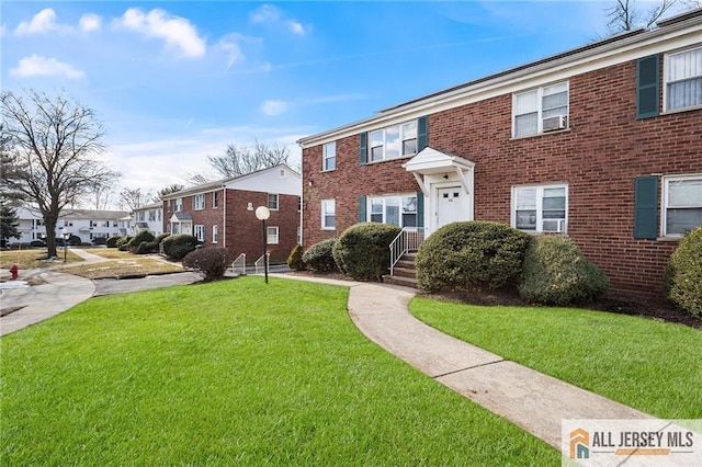 view of front of property featuring a front yard