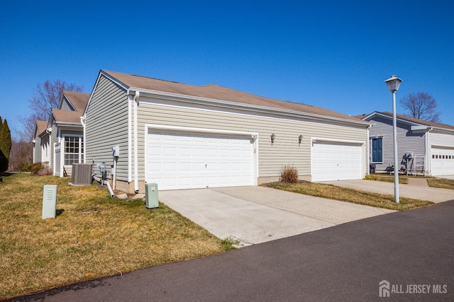 543 Waterside Blvd, Monroe, NJ 08831 - view of front facade with driveway, a front yard, and an attached garage