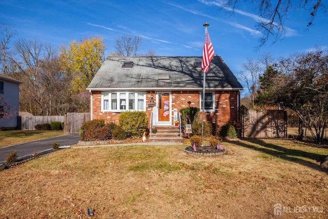 view of front facade with a front yard