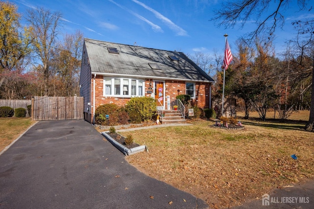 bungalow featuring a front yard