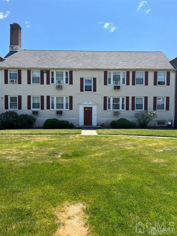 view of front of home featuring a front lawn