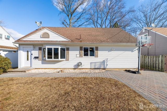 view of front of property with a front yard