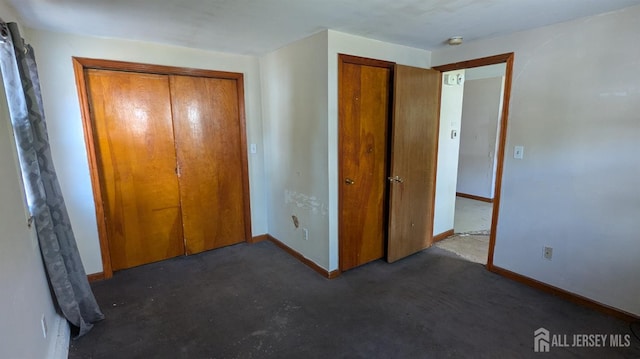 unfurnished bedroom featuring baseboards and a closet