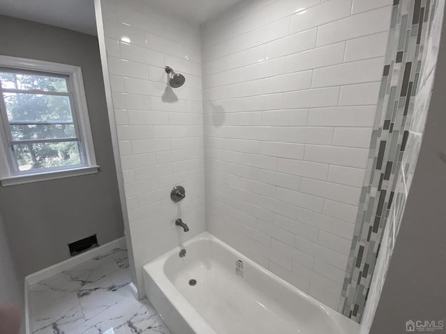 bathroom with tiled shower / bath