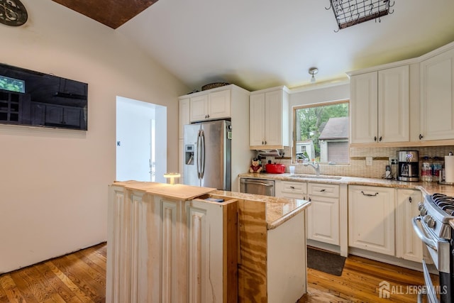 170 Jordon Rd, Colonia, NJ 07067 - kitchen with appliances with stainless steel finishes, a sink, light wood-style flooring, a kitchen island, and vaulted ceiling