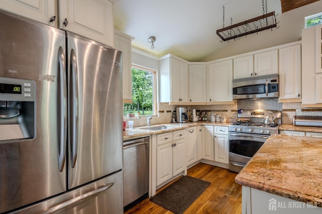 170 Jordon Rd, Colonia, NJ 07067 - kitchen with stainless steel appliances, a sink, tasteful backsplash, hardwood / wood-style floors, and vaulted ceiling