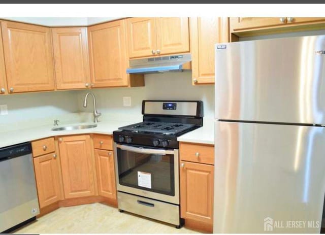 158 Mill Run, Hightstown, NJ 08520 - kitchen with stainless steel appliances, under cabinet range hood, a sink, and light countertops