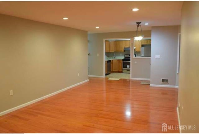 158 Mill Run, Hightstown, NJ 08520 - unfurnished living room with recessed lighting, light wood finished floors, and baseboards