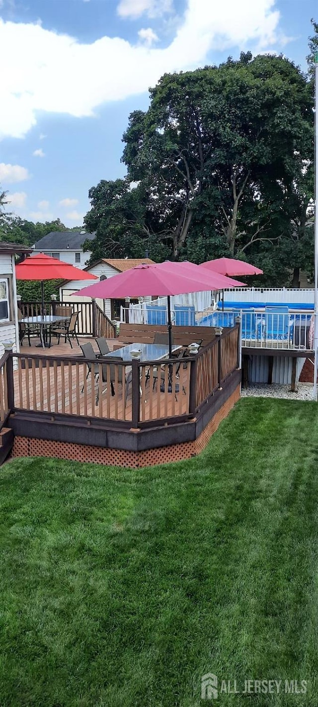 view of swimming pool with a yard