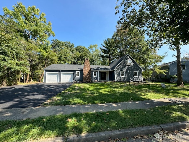 view of front of home featuring a front lawn and a garage