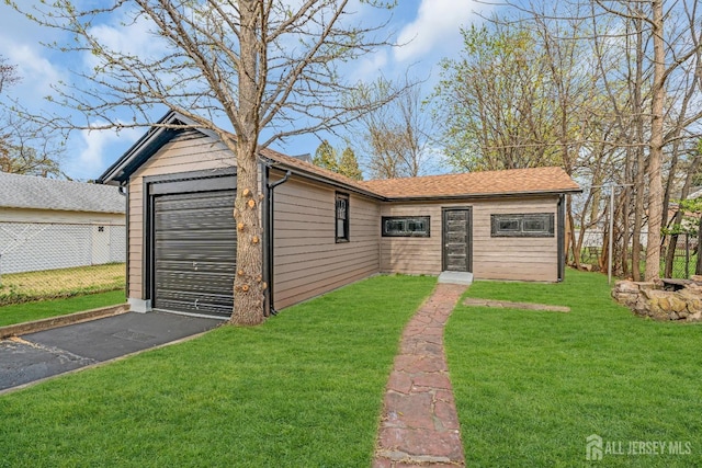 view of front of home featuring a front lawn and driveway