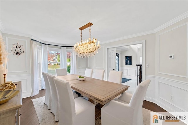 dining room featuring hardwood / wood-style floors, a notable chandelier, and ornamental molding