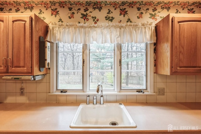 kitchen with backsplash and sink