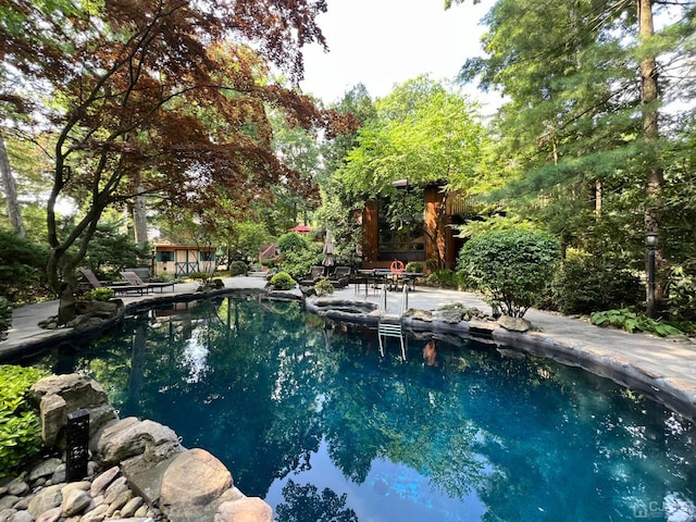 2 Gloucester Ct, East Brunswick, NJ 08816 - view of swimming pool featuring a pool with connected hot tub and a patio area