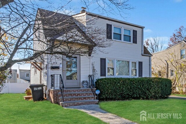 view of front of property featuring a front yard