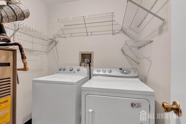 47 Covington Ct, East Brunswick, NJ 08816 - laundry room with washing machine and dryer