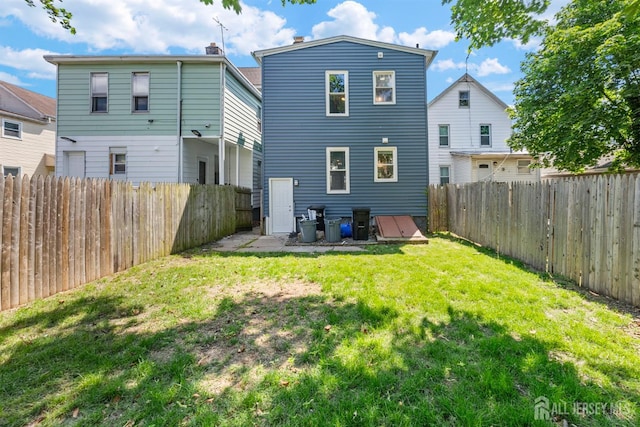 41 Guilden St, New Brunswick, NJ 08901 - rear view of property with a fenced backyard