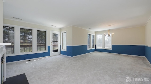 unfurnished room featuring light colored carpet, visible vents, and an inviting chandelier