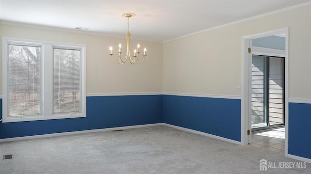 unfurnished room featuring light carpet, visible vents, baseboards, ornamental molding, and an inviting chandelier