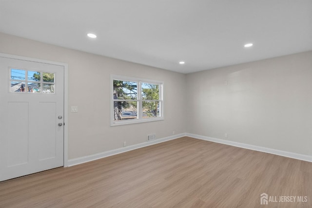 entryway featuring light wood finished floors, visible vents, baseboards, and recessed lighting