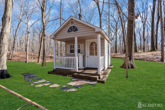 view of outdoor structure featuring an outbuilding