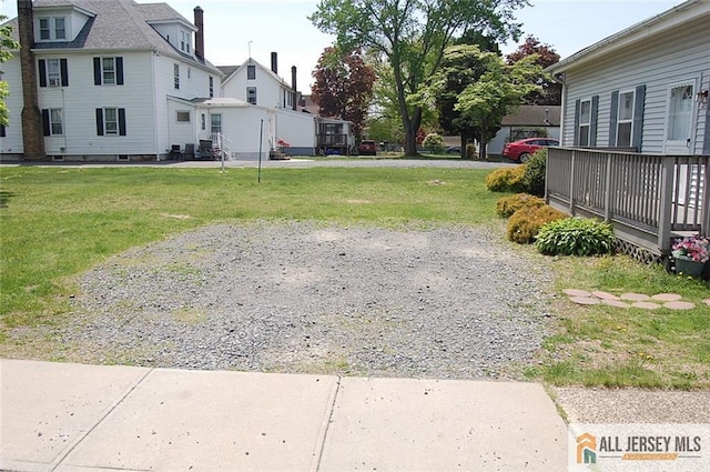 view of yard with a residential view