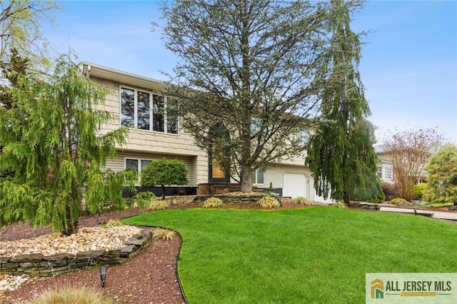view of front of property with a front yard