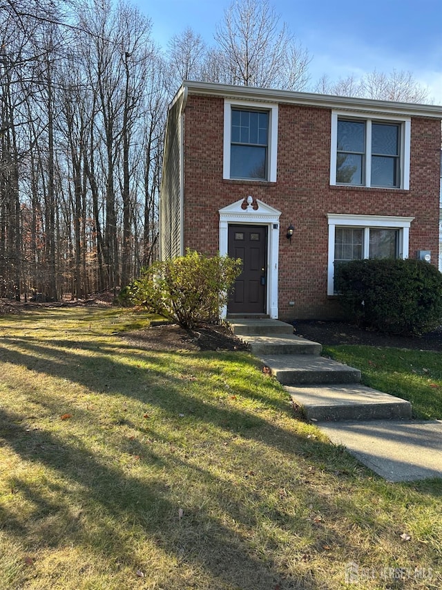 view of front of house featuring a front lawn